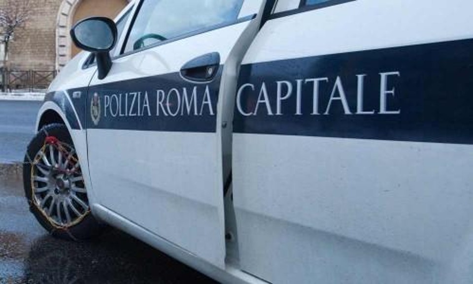 L’EPISODIO CURIOSO | Roma, due vigili fanno sesso nell’auto di servizio. Accertamenti in corso