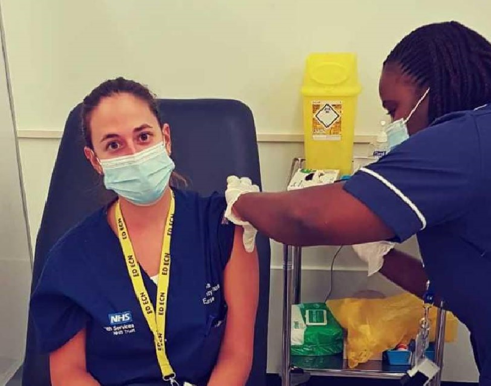 DA LONDRA | Italiani all’estero, Elena Baraldi è la prima italiana vaccinata contro il Covid