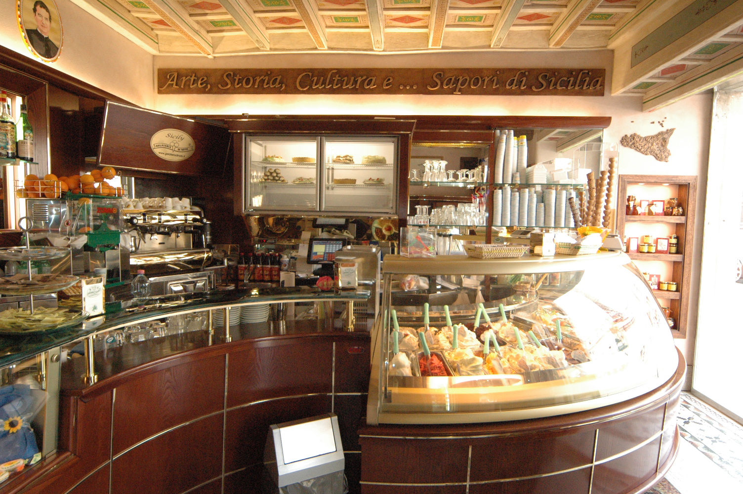 Roma, i lavoratori del bar di fronte a palazzo Chigi: “Aspettiamo la cassa integrazione da marzo”