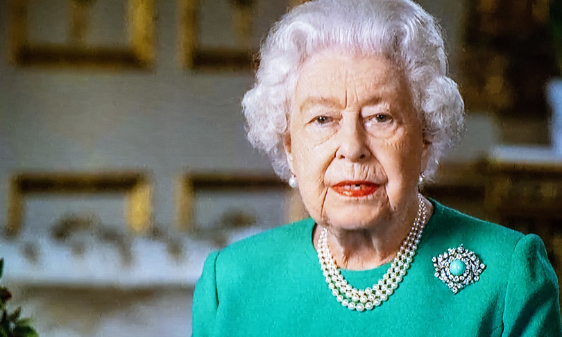 La giornata tipo della Regina Elisabetta: sveglia alle 7.30 e champagne prima di dormire