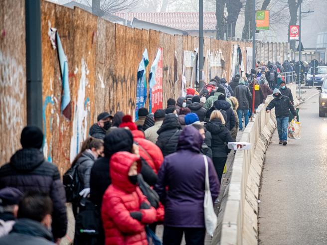 Milano, in fila per un pasto. La politica ha fallito