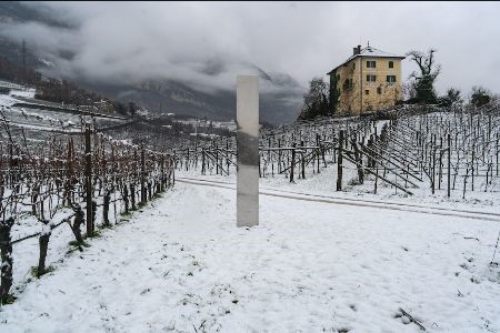 FOTONOTIZIA | Un monolite appare tra le vigne altoatesine di Baron Longo