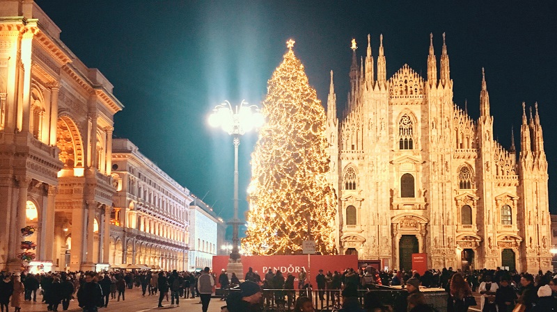 VIDEO | La pioggia non ferma i milanesi, tanti in piazza Duomo e Galleria per gli acquisti di Natale