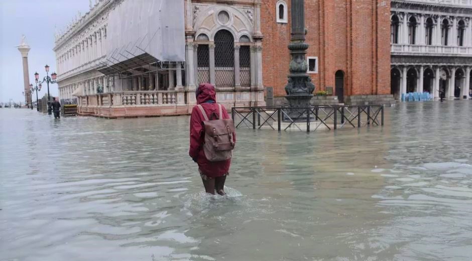 VIDEO | Acqua alta a Venezia, le immagini di Piazza San Marco e delle Calli allagate