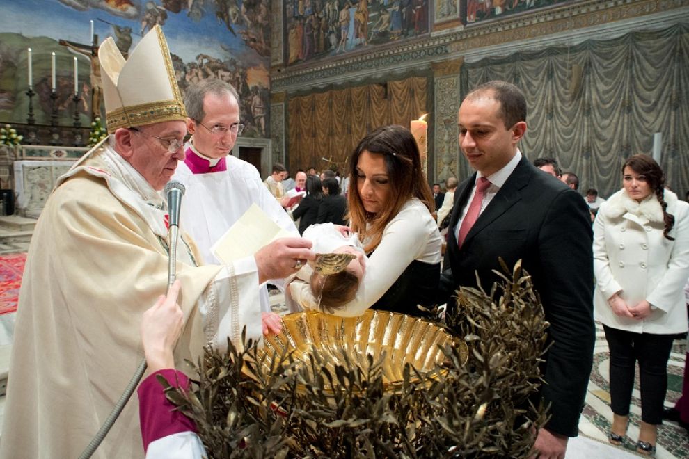Papa Francesco: “Con il Battesimo Gesù ci offre il suo ‘manifesto programmatico’ e ci salva”