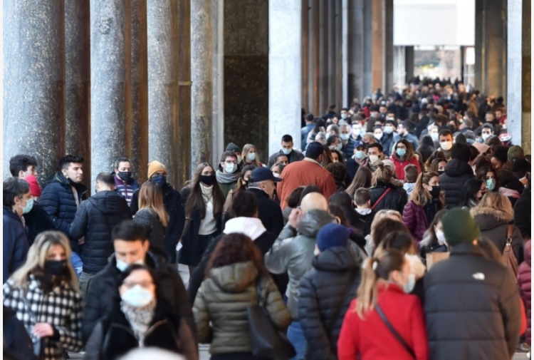 COVID | Virologo Pregliasco: “Troppi assembramenti, si rischia terza ondata”