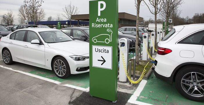 In Italia tre parcheggi su dieci sono dotati di sistema di ricarica elettrica