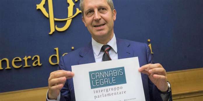 Presentazione proposta di legge per la legalizzazione della cannabis