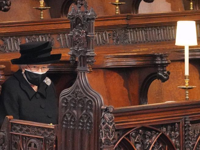 VIDEO | La regina Elisabetta compie 95 anni senza l’amato Filippo