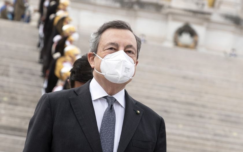 Green Pass, Draghi firma il decreto. Via la mascherina all’aperto?