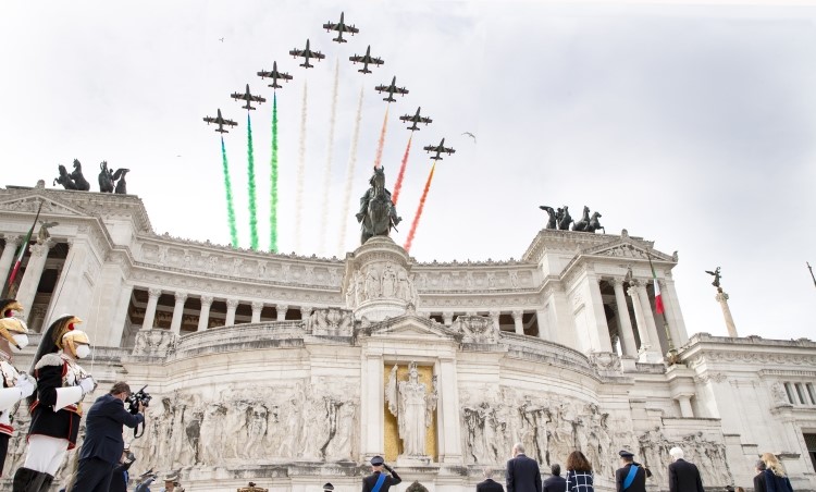 2 GIUGNO | Frecce Tricolori in volo su Roma, che spettacolo! [VIDEO]