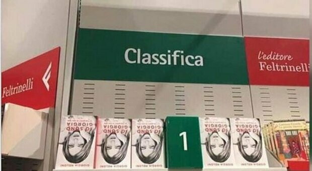 Giorgia Meloni a testa in giù in libreria. E la sinistra muta