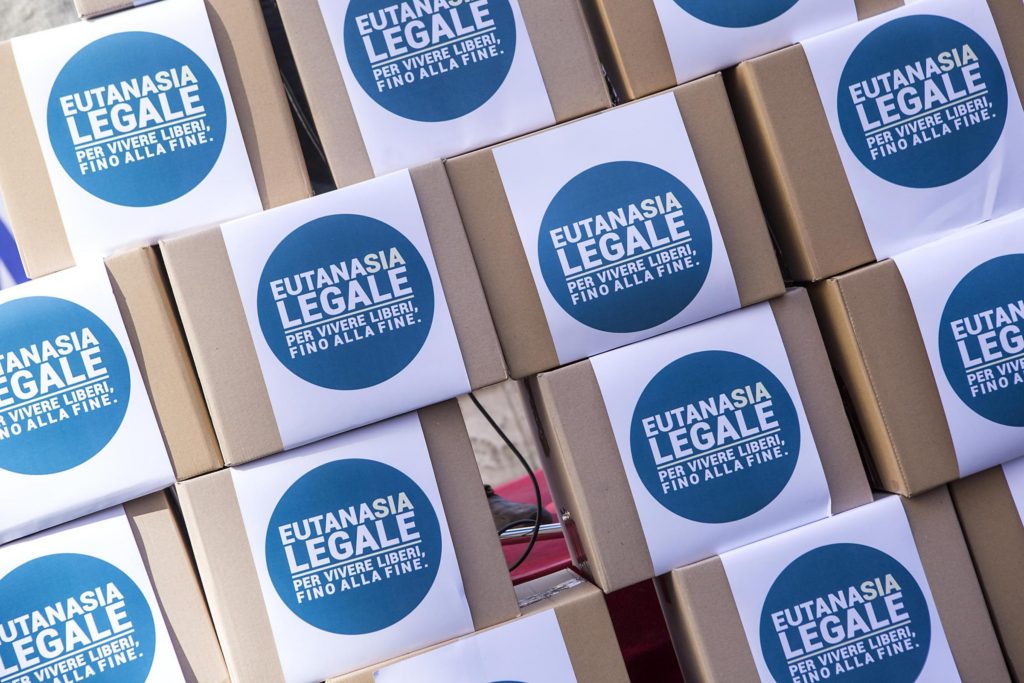 REFERENDUM EUTANASIA | Superate le 900mila firme, oltre 300mila quelle digitali