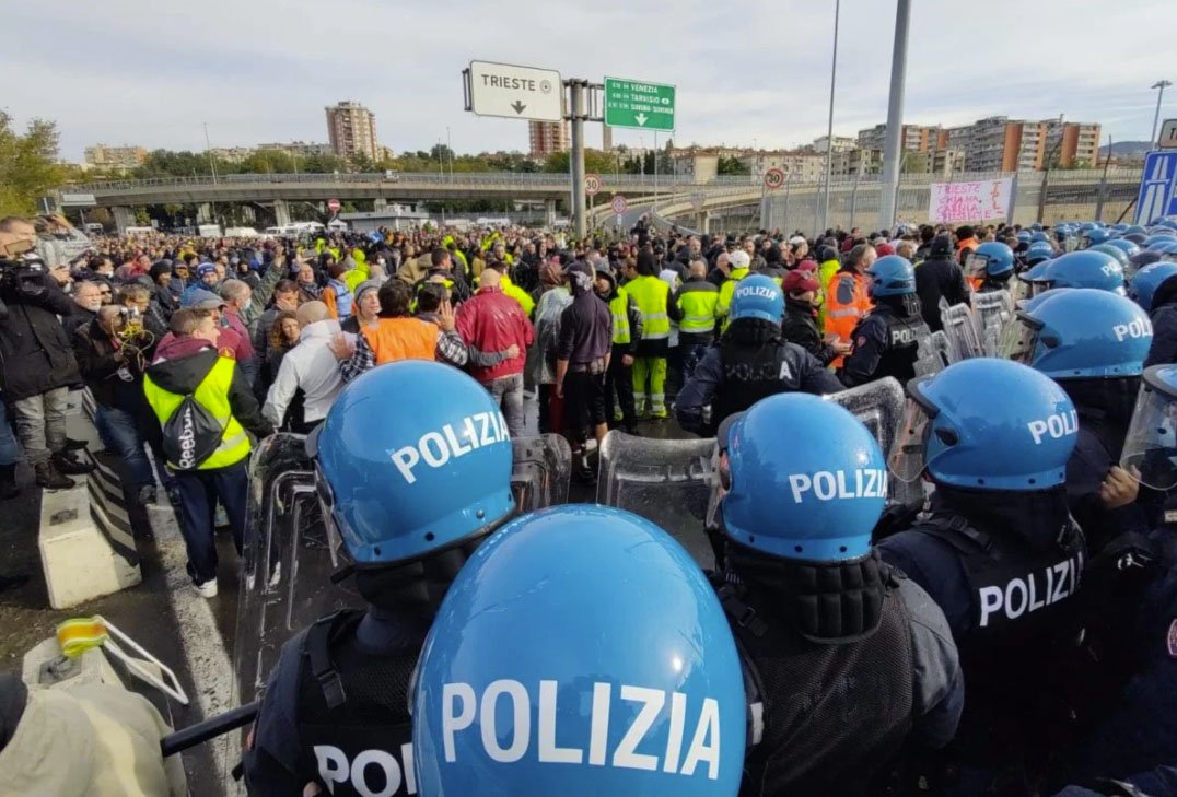 VIDEO | Protesta No green pass a Trieste, scontri tra polizia e manifestanti