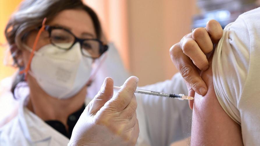 Vaccino, Magi (Ordine dei medici di Roma): “Terza dose a tutti entro Natale”