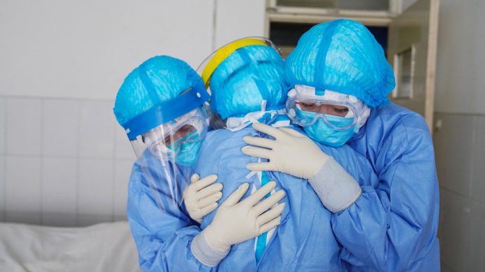 COVID | Boom di contagi tra gli operatori sanitari: “Un tampone rapido ogni 10 giorni non basta”