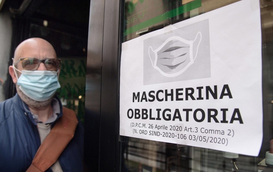 Gimbe: “Difficilmente nei prossimi mesi faremo a meno della mascherina al chiuso”