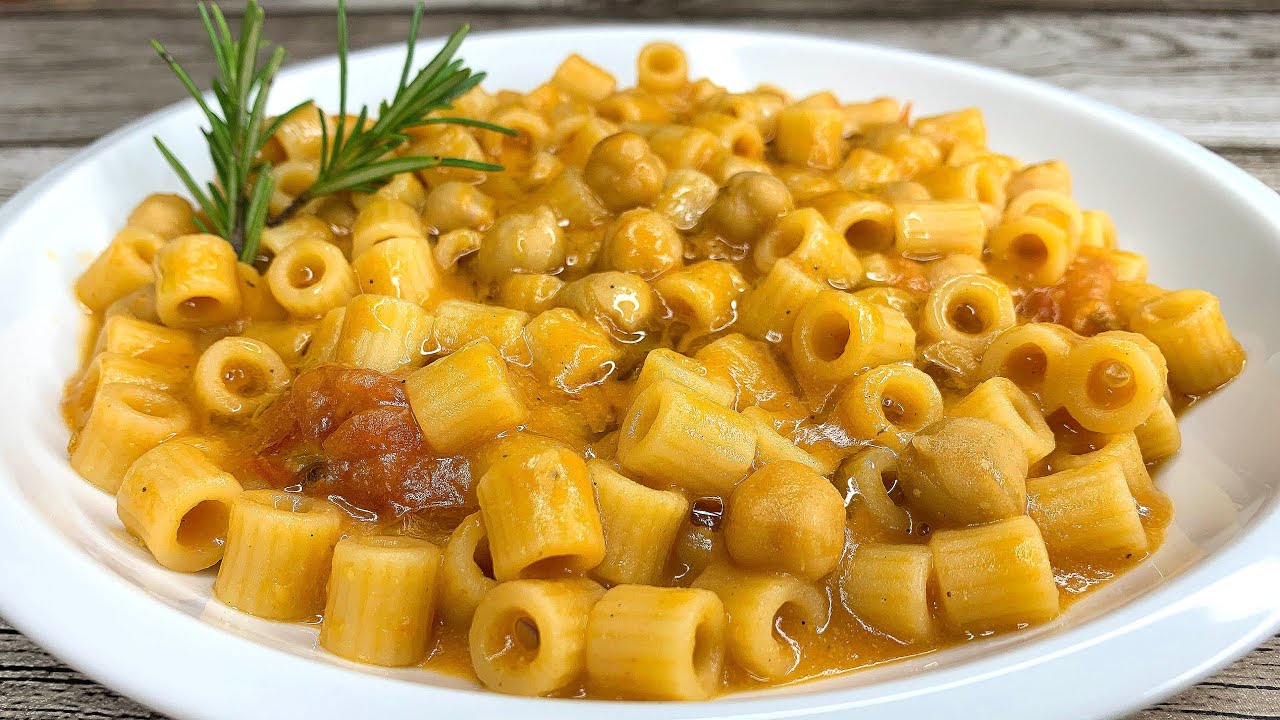 VIDEO | Pasta ai ceci, pomodori e acciughe. Ricetta imperdibile!