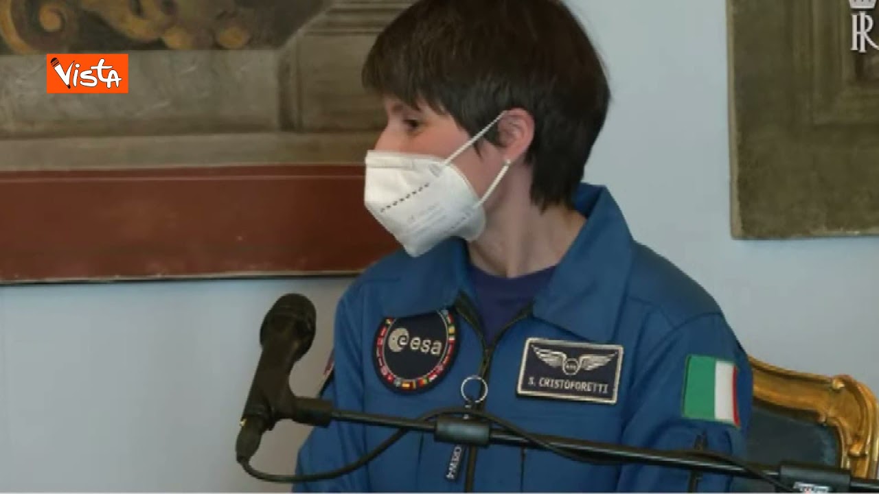 VIDEO | Samantha Cristoforetti premiata con il tricolore da Mattarella al Quirinale
