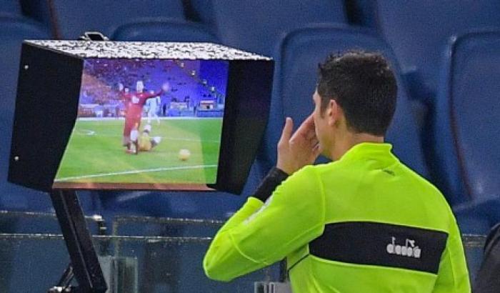 Calcio, il VAR non ha risolto i problemi