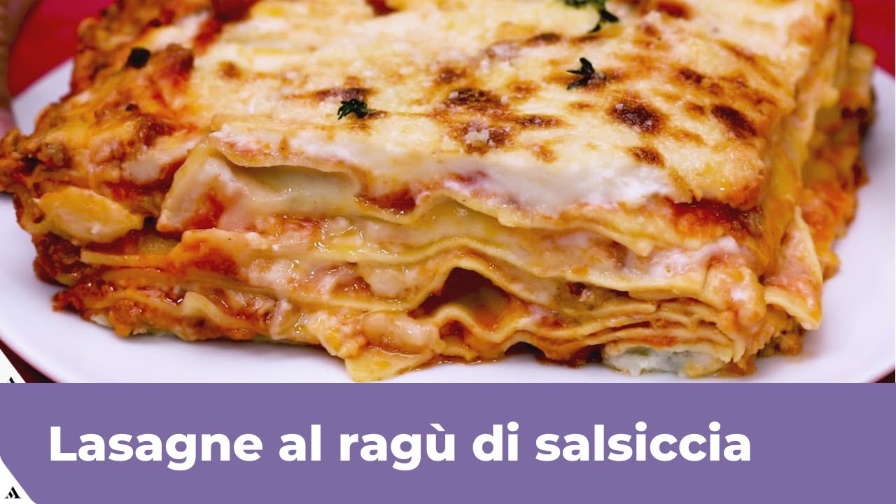 GUARDA IL VIDEO | Lasagne al ragù di salsiccia, ricetta veloce e cremosa
