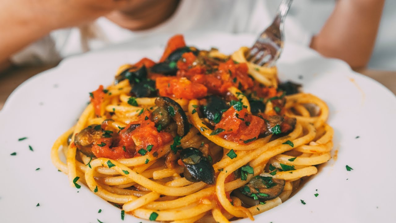 GUARDA IL VIDEO | Spaghetti alla puttanesca, la ricetta originale