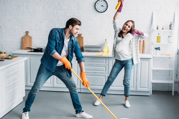Le donne fanno più sesso se il loro partner aiuta in casa