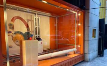 Per i 200 anni Louis Vuitton mette in vetrina la stampante verticale