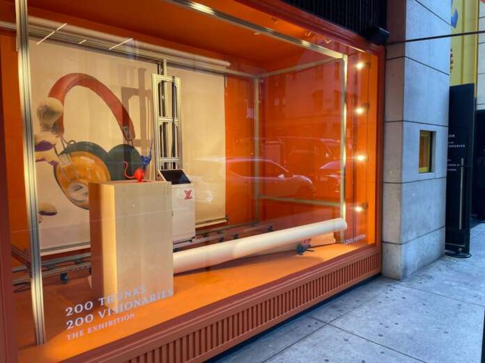 Per i 200 anni Louis Vuitton mette in vetrina la stampante verticale