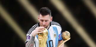 Lionel Messi bacia la Coppa del Mondo