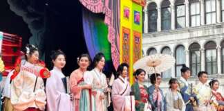 CARNEVALE DI VENEZIA | Costumi cinesi sfilano in piazza San Marco