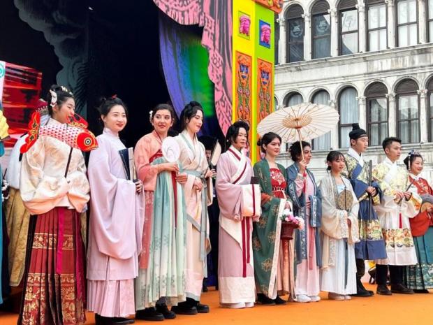 CARNEVALE DI VENEZIA | Costumi cinesi sfilano in piazza San Marco