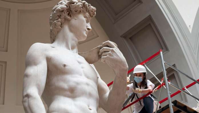 PURA FOLLIA | Censurato il David di Michelangelo