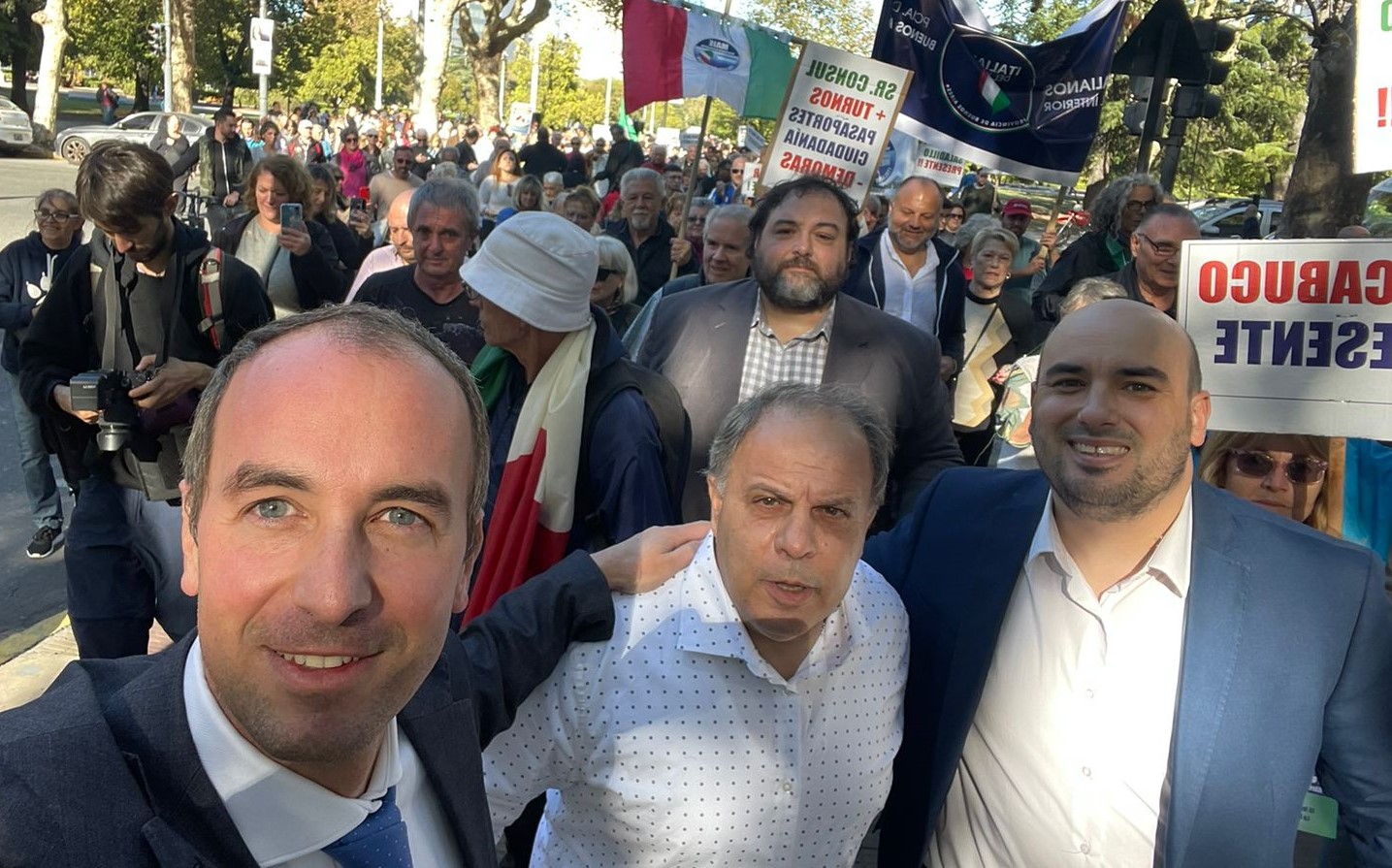Mario Borghese, senatore MAIE, durante un momento della manifestazione pacifica tenutasi a La Plata, Argentina, con l'obiettivo di chiedere migliori servizi consolari