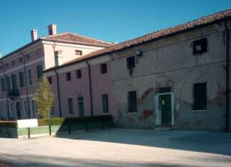 Corte Grande, la villa storica che si trova al centro di Roncoferraro (Mantova)