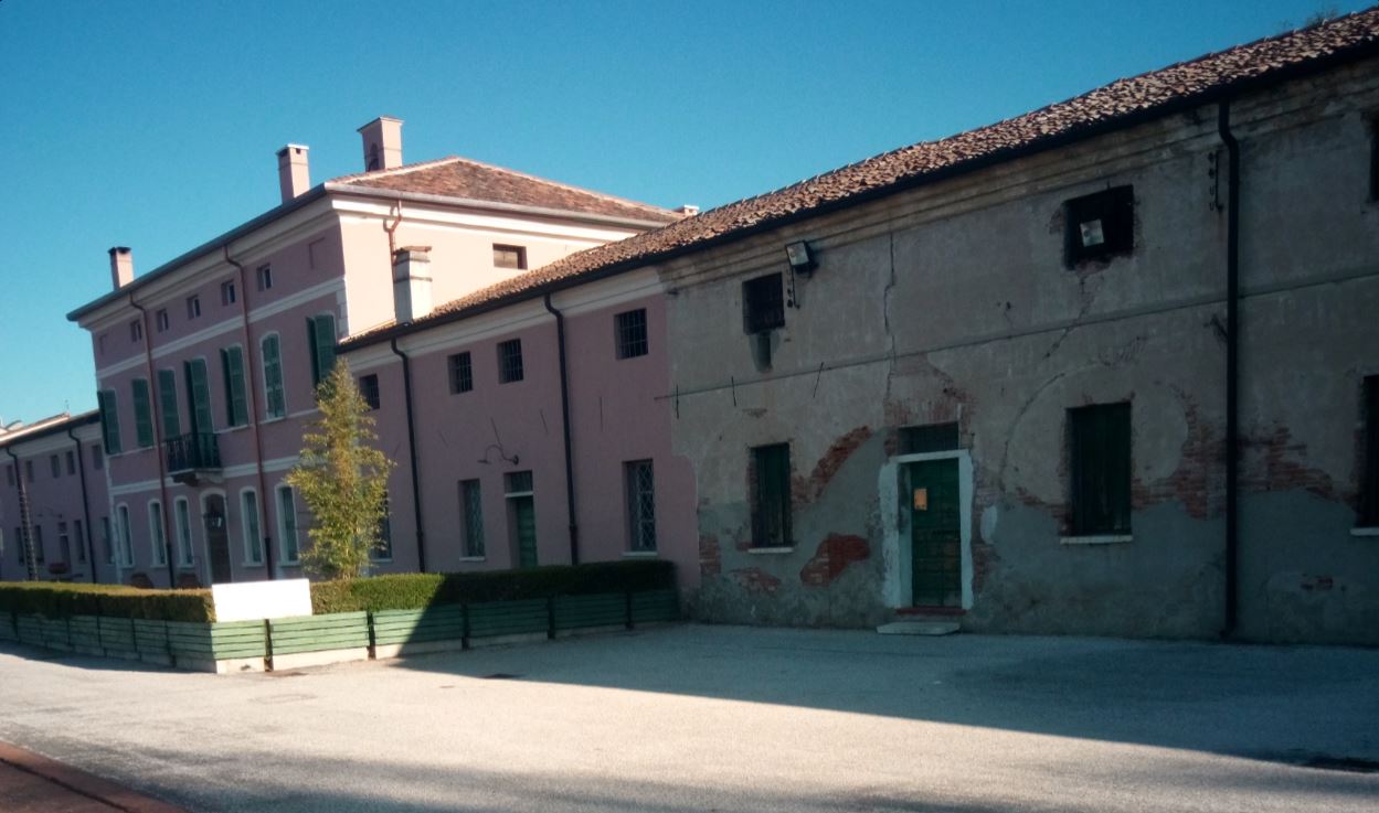 Corte Grande, la villa storica che si trova al centro di Roncoferraro (Mantova)