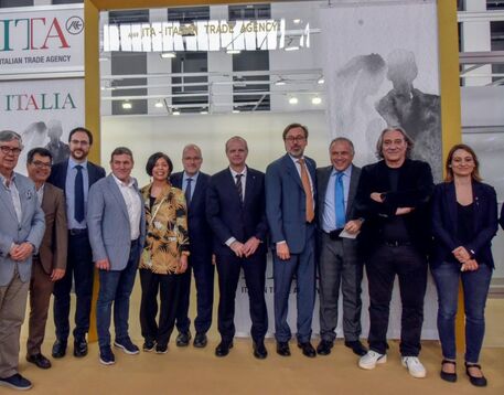 SPAGNA | Emanuele Manzitti, Console Generale d'Italia a Barcellona, inaugura lo stand italiano alla Bridal Fashion Week