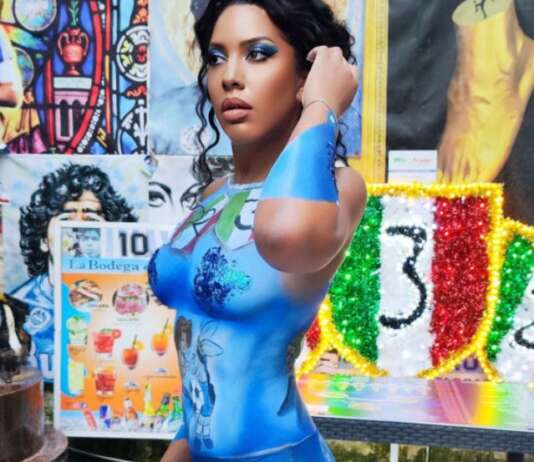 Blu Doll omaggia il Napoli con un body painting dedicato per le vie del centro storico