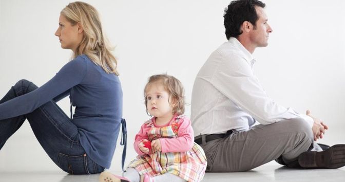 Bambino portato all’estero dalla madre illecitamente: giudice italiano dà ragione al padre, quello estero alla madre