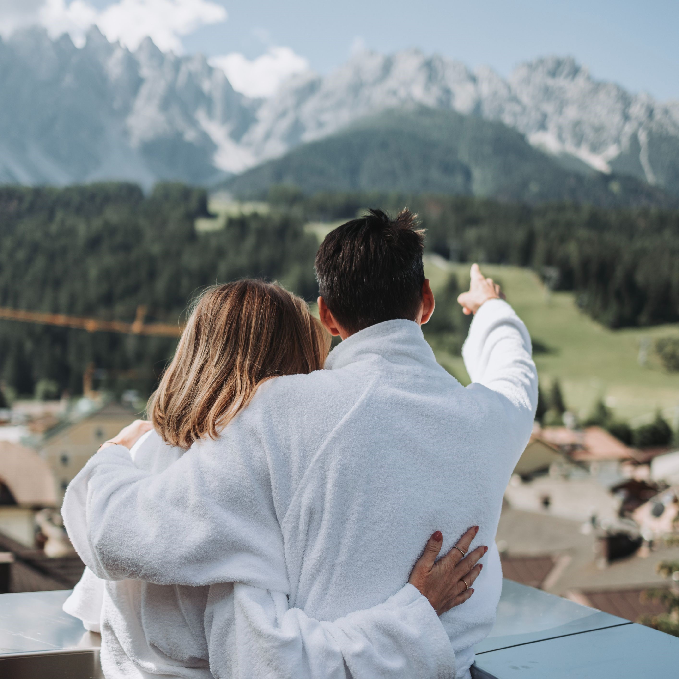 SAN CANDIDO | Babymoon nelle Dolomiti, una seconda luna di miele per i futuri genitori