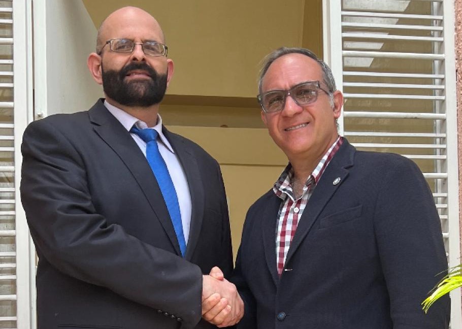 Antonio Calvino stringe la mano ad Antonio Iachini, membro CGIE e coordinatore MAIE Venezuela e Paesi andini