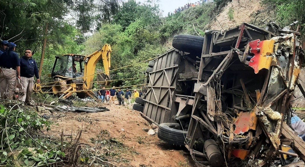 MESSICO | Bus carico di migranti precipita in un burrone: almeno 10 morti