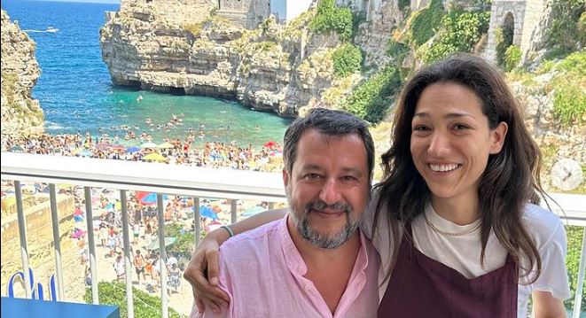 Matteo Salvini a Polignano a Mare, uno scatto con la sua fidanzata