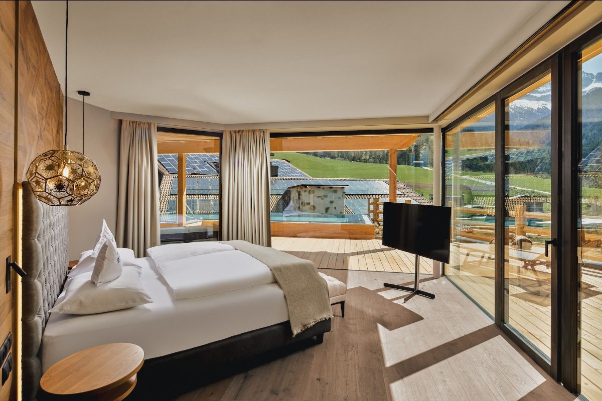 Benessere a 5 stelle nelle Dolomiti: l’esclusiva suite Antermoja dell’hotel Cyprianerhof