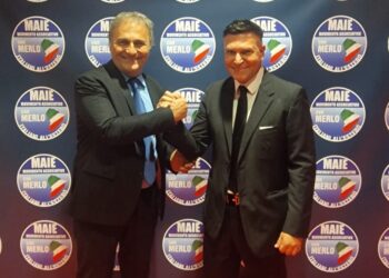 CONGRESSO MAIE EUROPA | Massimo Romagnoli, neo coordinatore MAIE Europa, stringe la mano al presidente del MAIE Ricardo Merlo