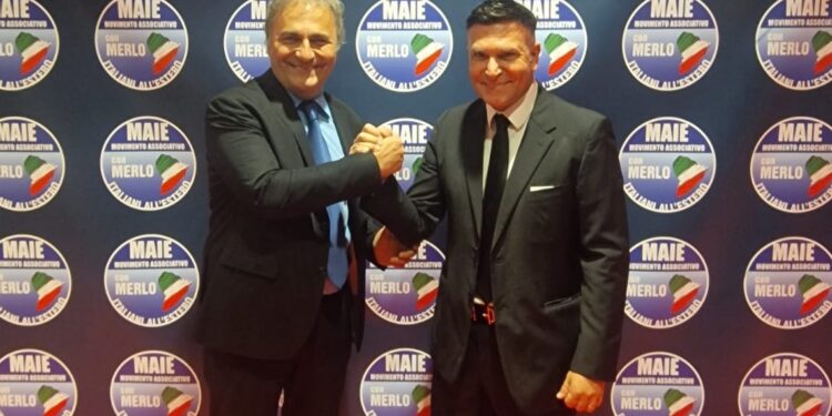 CONGRESSO MAIE EUROPA | Massimo Romagnoli, neo coordinatore MAIE Europa, stringe la mano al presidente del MAIE Ricardo Merlo