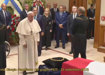 Bergolio davanti alle spoglie di Napolitano