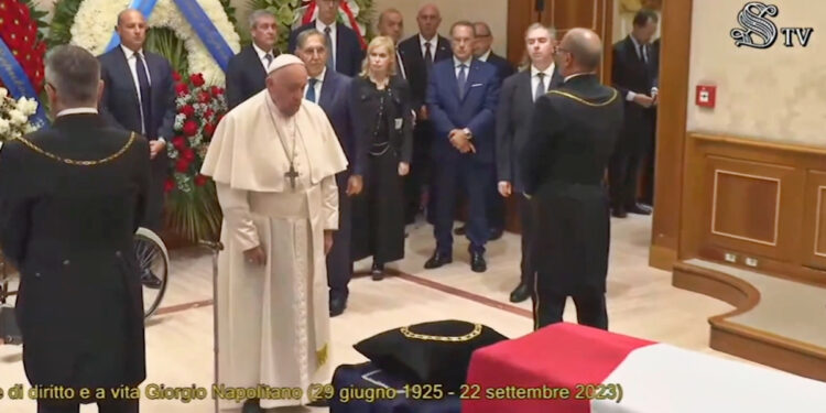 Bergolio davanti alle spoglie di Napolitano