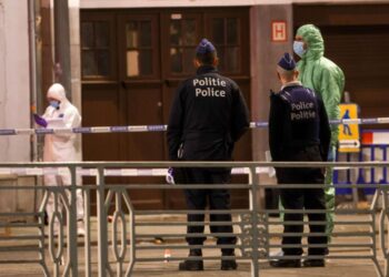 Le forse dell'ordine sulla scena del crimine dopo l'attentato a Bruxelles