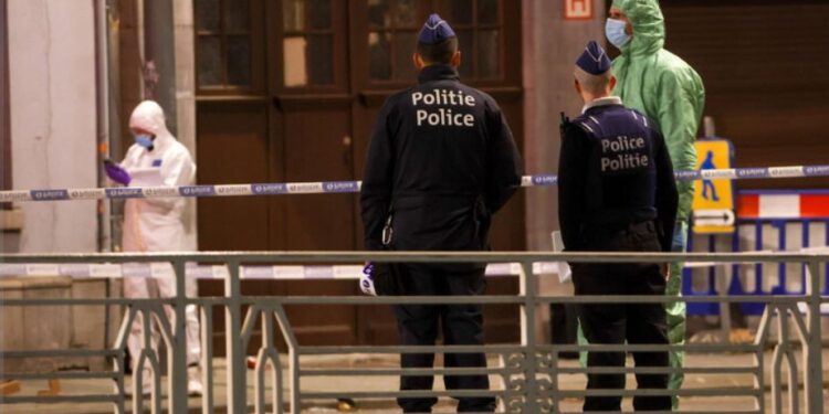 Le forse dell'ordine sulla scena del crimine dopo l'attentato a Bruxelles